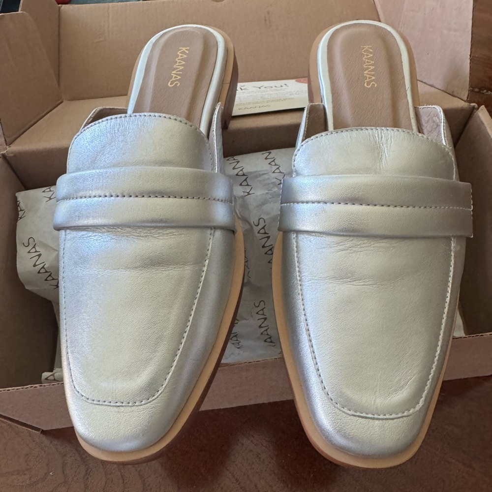 NWT! Kaanas Matte Silver Slides / Mules